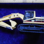 委九02重機金属製ﾐﾆﾁｭｱ　日本 CAT 機種 REGA 320 1/40ﾐﾆｶ 油圧ﾊﾞｯｸﾎｰ 未使用品